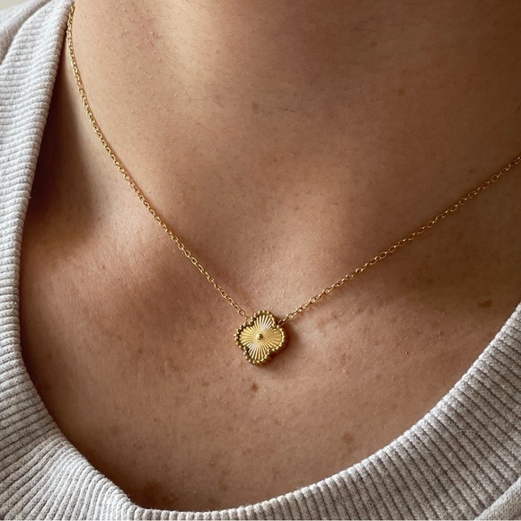 VINTAGE STYLE ALHAMBRA GOLD FOUR LEAF CLOVER PENDANT NECKLACE - Picture 3 of 7